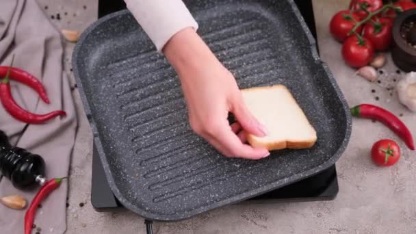 Toasting Slices Toast Bread Grill Frying Pan — Vídeo de stock
