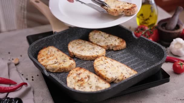 Woman Putting Toasted Bread Grill Frying Pan White Ceramic Plate — Stockvideo