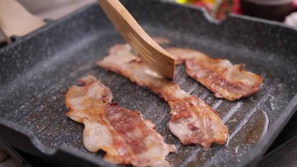 Cooking Pieces Flavorful Sliced Organic Bacon Fried Grill Pan — Stok video