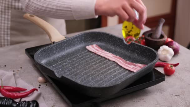 Приготування Шматочки Ароматного Нарізаного Органічного Бекону Смаженого Сковороді — стокове відео
