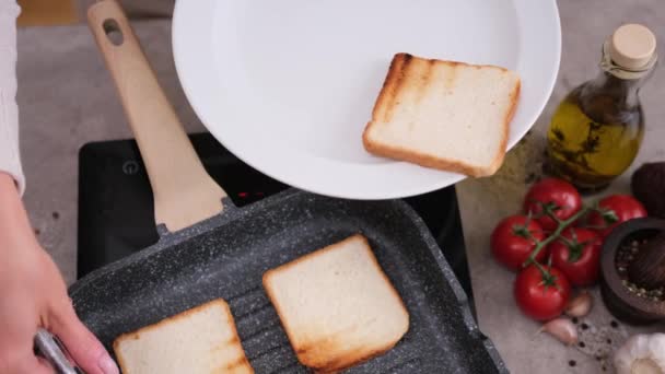 Woman Putting Toasted Bread Grill Frying Pan White Ceramic Plate — Vídeo de Stock