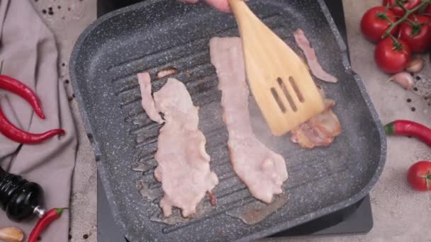 Cooking Pieces Flavorful Sliced Organic Bacon Fried Grill Pan — Stok video