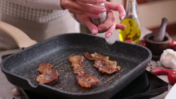 Cooking Pieces Flavorful Sliced Organic Bacon Fried Grill Pan — 图库视频影像
