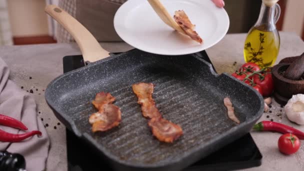 Cooking Pieces Flavorful Sliced Organic Bacon Fried Grill Pan — Stockvideo