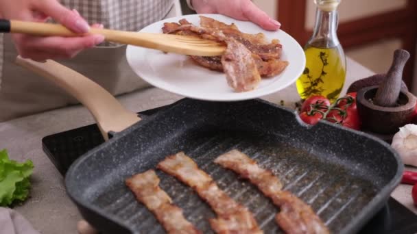 Cooking Pieces Flavorful Sliced Organic Bacon Fried Grill Pan — Stok video