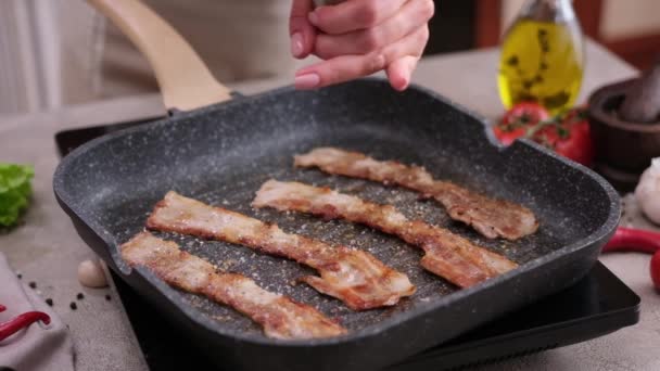 Cooking Pieces Flavorful Sliced Organic Bacon Fried Grill Pan — Vídeos de Stock