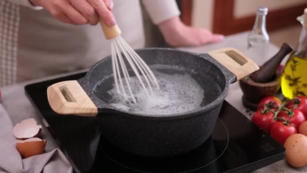 Poached Eggs Cooking Woman Whipping Boiling Water Salt Vinegar Pot — Stockvideo