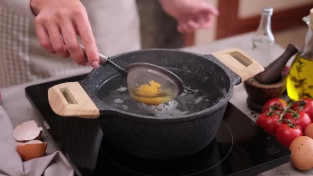 Poached Egg Woman Puts Pot Hot Boiling Water — Stockvideo