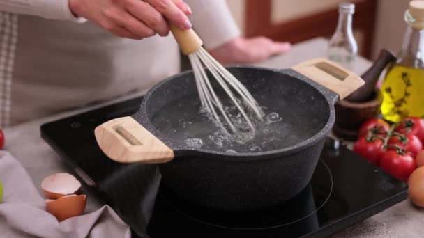 Poached Eggs Cooking Woman Whipping Boiling Water Salt Vinegar Pot — 图库视频影像