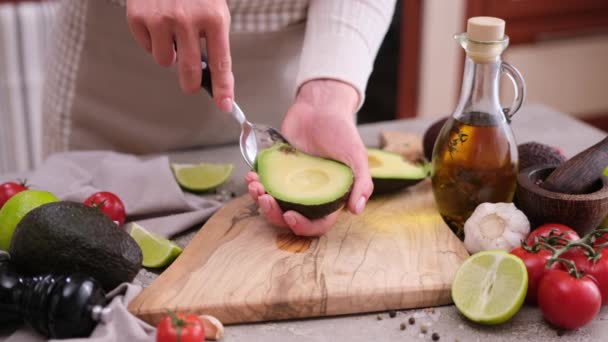 Healthy Vegetarian Food Woman Peeling Avocado Half Spoon — Stockvideo