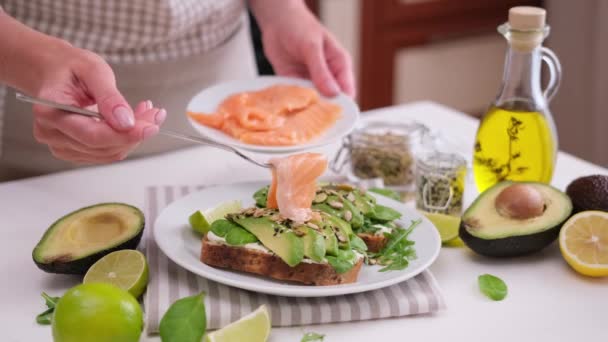 Healthy Breakfast Snack Making Soft Cheese Avocado Salmon Sandwich — Stockvideo