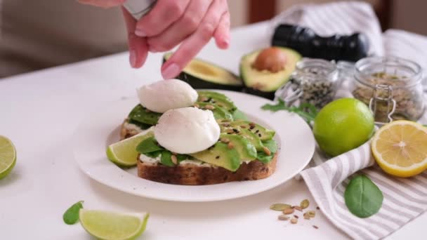 Healthy Breakfast Snack Poached Egg Soft Cheese Avocado Sandwich Plate — Vídeos de Stock