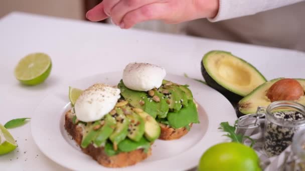 Healthy Breakfast Snack Poached Egg Soft Cheese Avocado Sandwich Plate — ストック動画