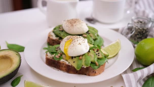 Healthy Breakfast Snack Woman Cutting Poached Egg — Stockvideo