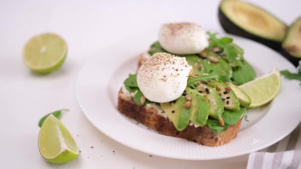 Healthy Breakfast Snack Poached Egg Soft Cheese Avocado Sandwich Plate — 비디오