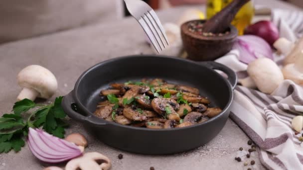 Fried Champignon Mushrooms Black Ceramic Plate Kitchen Table — Αρχείο Βίντεο