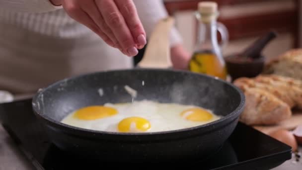 Woman Salting Fried Eggs Non Stick Pan Stove — Stock video