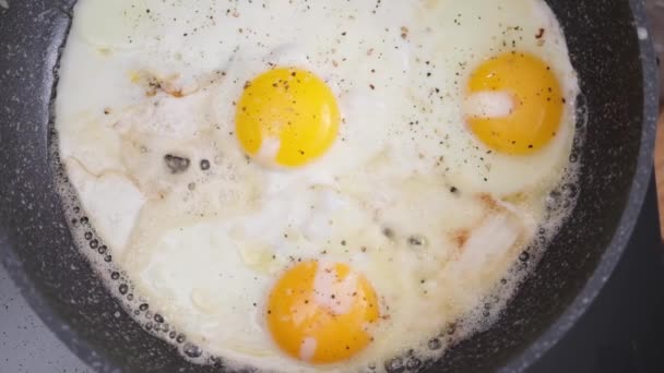 Closeup Shot Cooking Fried Eggs Non Stick Pan — стоковое видео