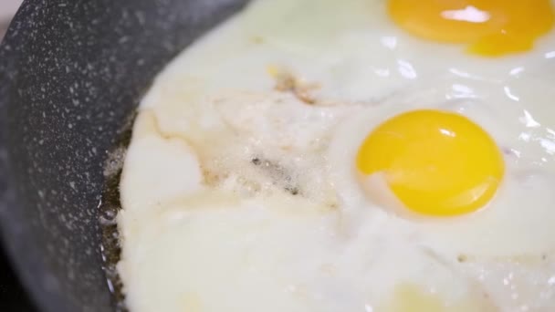 Closeup Shot Cooking Fried Eggs Non Stick Pan — Stockvideo