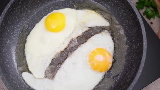 Closeup Shot Cooking Fried Eggs Non Stick Pan — Vídeo de stock