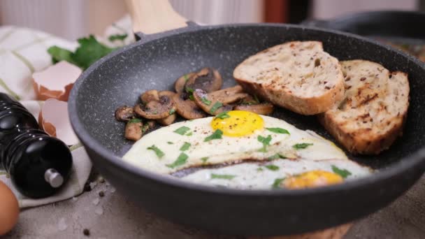 Huevos Fritos Una Sartén Antiadherente Con Champiñones Pan — Vídeos de Stock