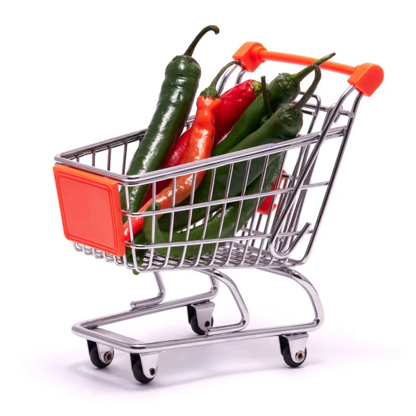 Pilha Pimentão Vermelho Verde Carrinho Compras Isolado Fundo Branco — Fotografia de Stock