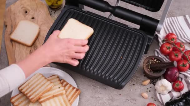 Vrouw Koken Toastjes Van Wit Brood Elektrische Grill Aan Huishoudelijke — Stockvideo