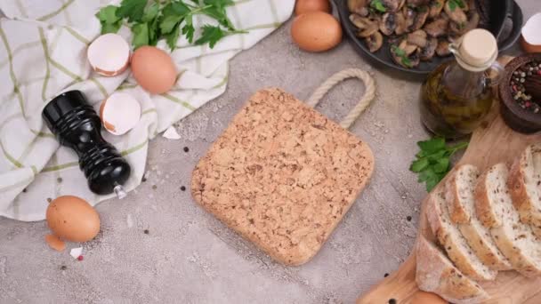 Mulher Coloca Frigideira Com Ovos Fritos Mesa Cozinha — Vídeo de Stock