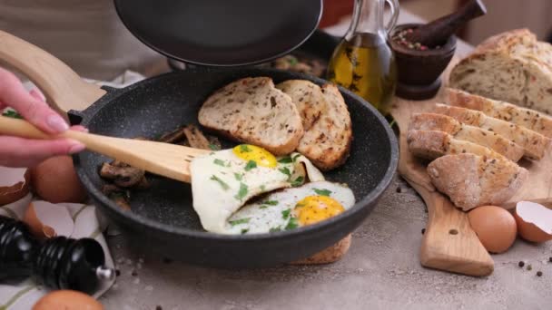 Smaczne Śniadanie Smażone Jajka Chleb Grzyby — Wideo stockowe