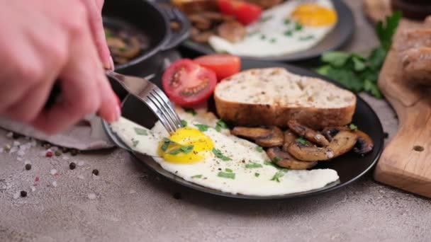 Sarapan Lezat Telur Goreng Roti Dan Jamur Piring Keramik Hitam — Stok Video