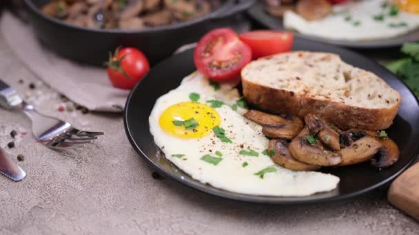 Desayuno Sabroso Los Huevos Fritos Pan Las Setas Plato Negro — Vídeo de stock