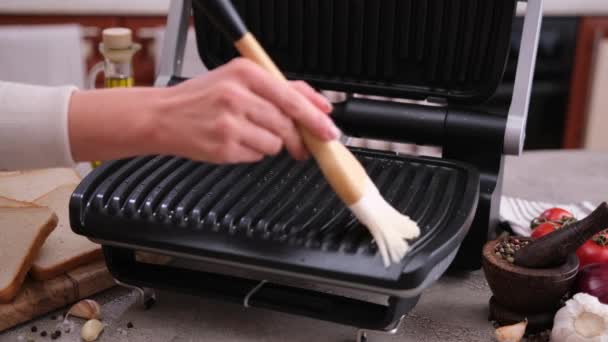 Femme Graissant Surface Grill Électrique Maison Avec Huile Végétale Aide — Video