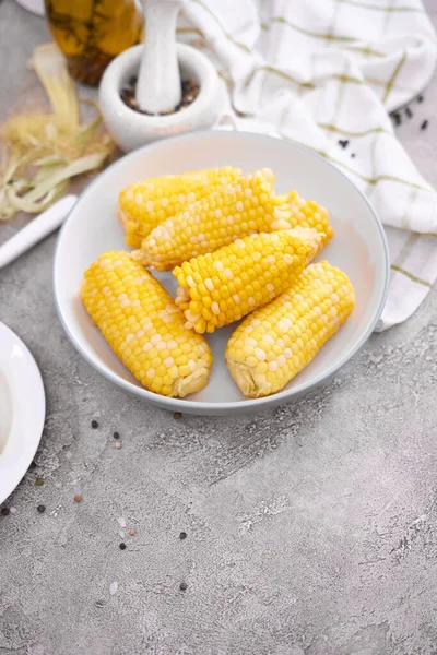 Gekochte Maiskolben Auf Einem Teller Der Heimischen Küche — Stockfoto