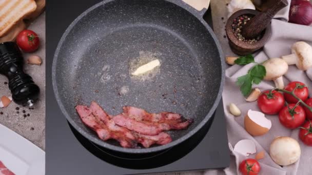 Приготування Шматочки Ароматного Нарізаного Органічного Бекону Смаженого Сковороді — стокове відео