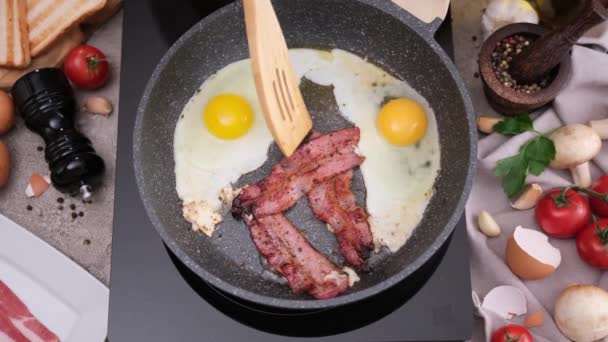 Memasak Sarapan Lezat Irisan Daging Goreng Dan Telur Pada Wajan — Stok Video