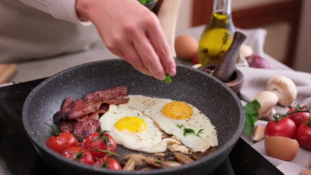Vaření Chutné Snídaně Smažené Slaninové Plátky Vejce Houby Pánvi — Stock video
