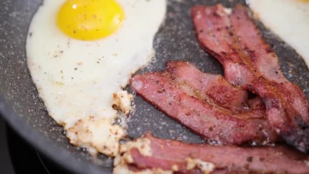 Lezzetli Bir Kahvaltı Hazırlamak Kızarmış Pastırma Dilimleri Tavada Yumurta — Stok video