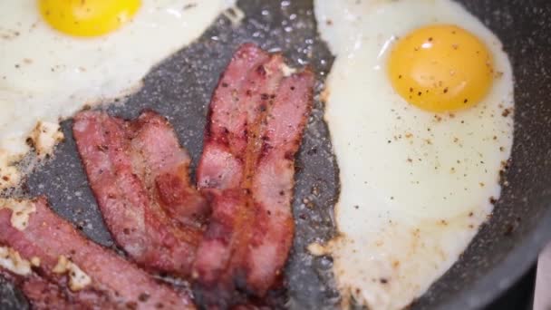Memasak Sarapan Lezat Irisan Daging Goreng Dan Telur Pada Wajan — Stok Video