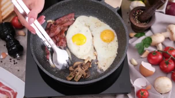 Cocinar Sabroso Desayuno Rebanadas Tocino Frito Huevo Champiñones Una Sartén — Vídeos de Stock