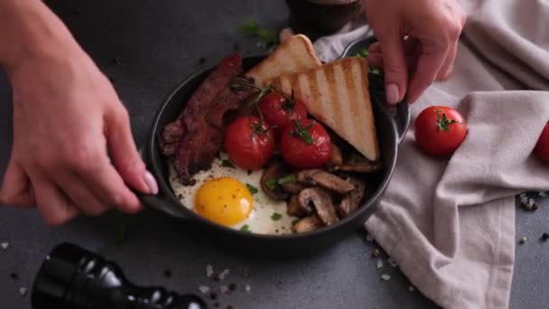 Femme Met Savoureux Petit Déjeuner Plat Sur Fond Sombre Bacon — Video