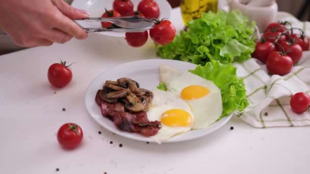 Facendo Colazione Saporita Donna Mette Pomodori Ciliegia Funghi Fritti Pancetta — Video Stock