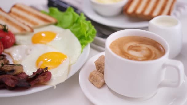 美味的早餐 樱桃番茄 油炸蘑菇 白盘鸡蛋和一杯浓缩咖啡 — 图库视频影像