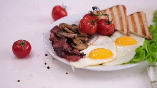 Haciendo Sabroso Desayuno Tomates Cherry Champiñones Fritos Tocino Huevos Plato — Vídeos de Stock