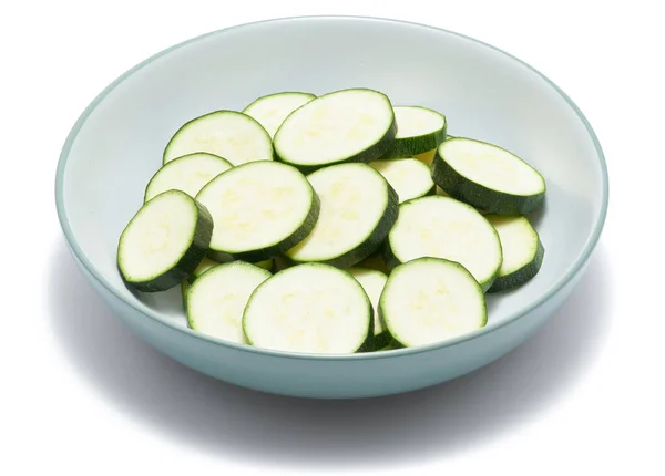 Skivad Zucchini Cirklar Keramiska Skål Isolerad Vit Bakgrund — Stockfoto