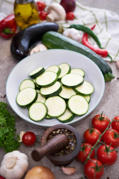 Zucchine Affettate Piatto Verdure Cucina Domestica — Foto Stock