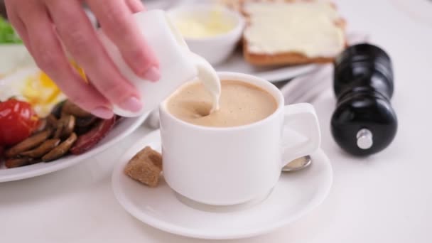 Wlewanie Śmietanki Filiżanki Czarnej Kawy Smaczne Śniadanie Smażone Jajka Grzyby — Wideo stockowe