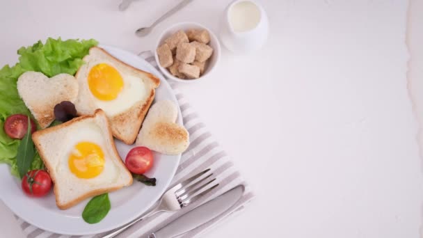 Mujer Pone Café Caliente Fresco Una Mesa Con Tostadas Recién — Vídeos de Stock