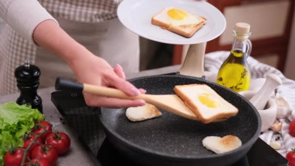 Kobieta Gotuje Jajko Dziurze Tosty Patelni Kuchni Domowej — Wideo stockowe