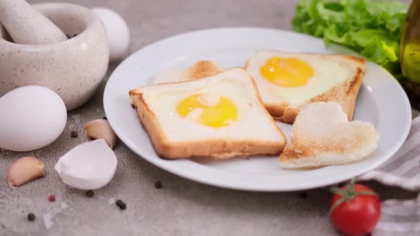 Chutná Snídaně Čerstvě Udělané Vejce Díře Toast Bílém Keramickém Talíři — Stock video