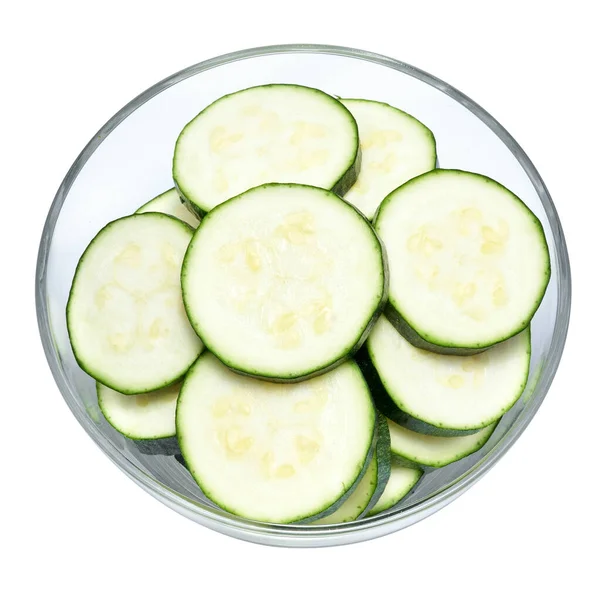 Skivad Zucchini Cirklar Glas Skål Isolerad Vit Bakgrund — Stockfoto